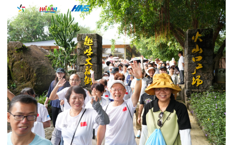 金秋登高庆重阳两千银龄聚椰城&mdash;&mdash;2026年&ldquo;九九重阳&rdquo;老年人体育健身活动在海口举行